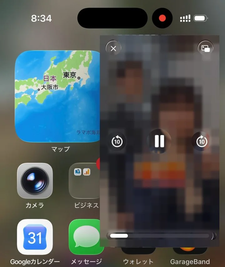 iPhoneのホーム画面でYouTubeの動画が小窓で再生されている様子。動画の中身はぼかし